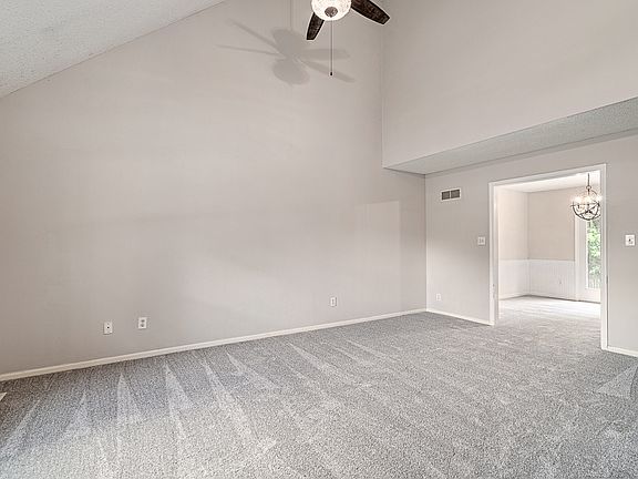 4th image of 607 SE Bayberry Ln APT A