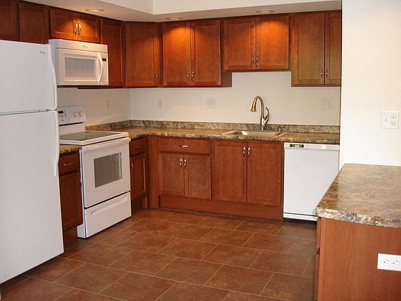 refrigerator w/icemaker, range/oven, microwave, exhaust hood