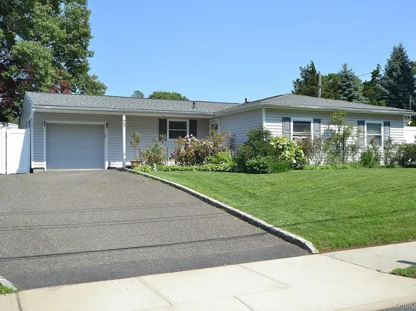 77 S Bicycle Path, Selden, NY 11784