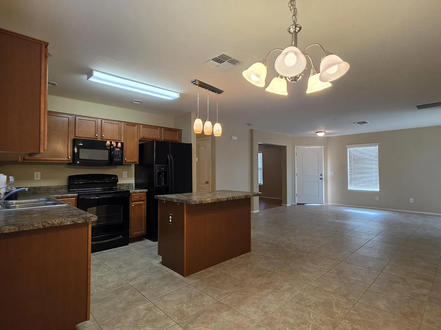 3 bed, 2.0 bath, 1466 sqft, $1,595 — Photo 3