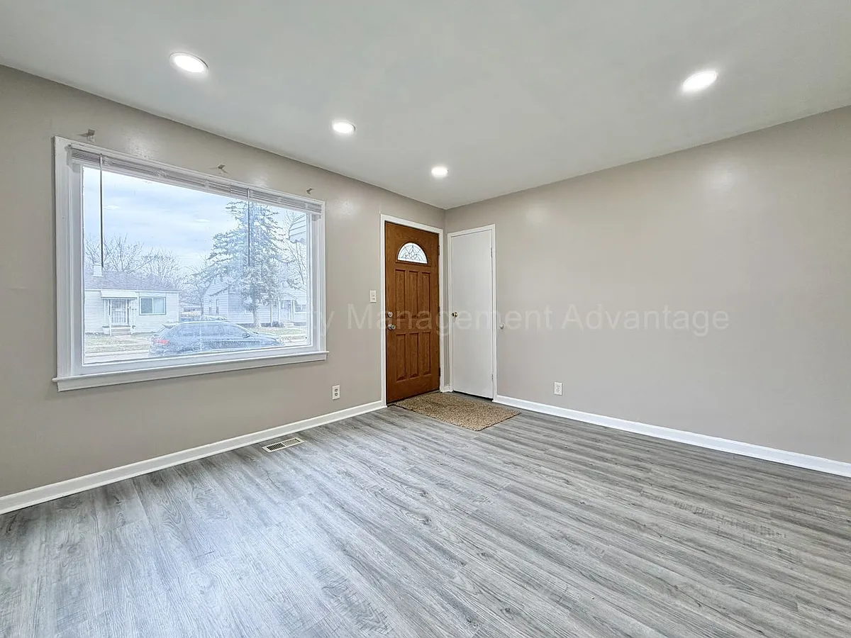 Building Photo - 11236 Studebaker Ave