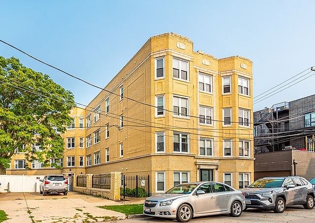 1st image of 3215 1/2 N Francisco Ave #3W