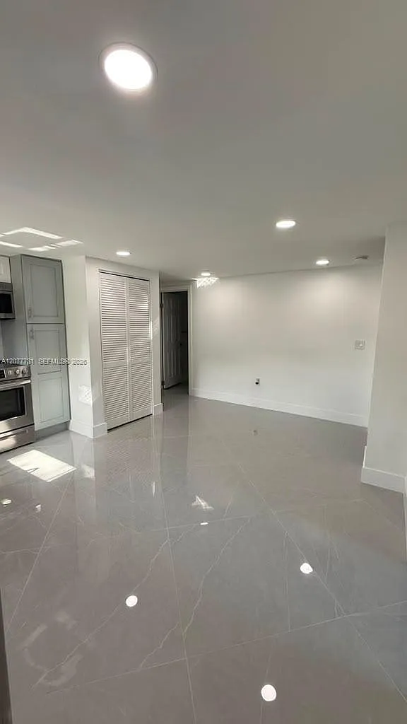 3 bed, 849 sqft, $3,500 — Photo 3