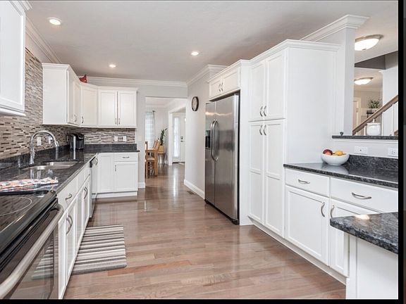 3rd image of 19 Stratford Village Dr