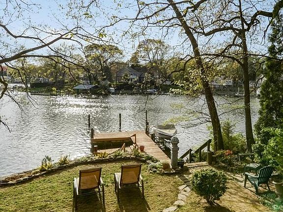 Backyard access to water & dock