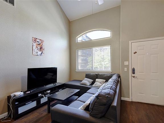 5th image of 2606 Salado St APT 402