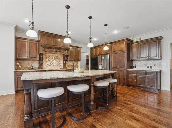 9332 W 158th St, Overland Park, KS 66221