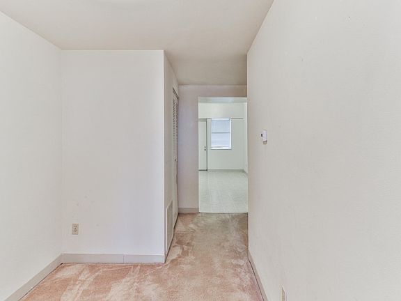 5th image of 5527 Pershing Ave APT 21