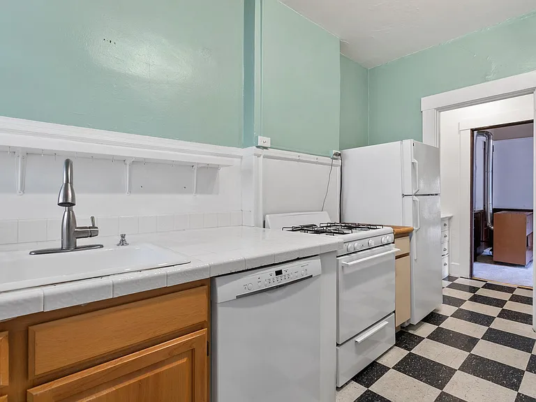 1 Bedroom with den close to SW! Walking distance to Providence Park! — Photo 14