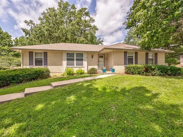 2504 S 14th St, Leavenworth, KS 66048