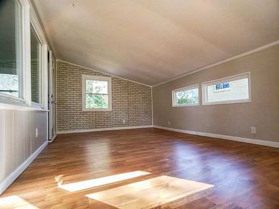 3rd image of 143 Hillcrest St