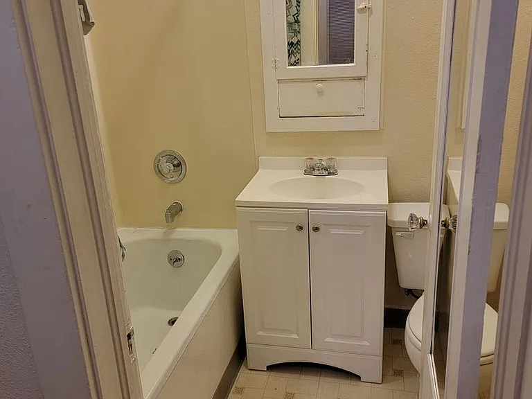 Avondale Apartments — Photo 43