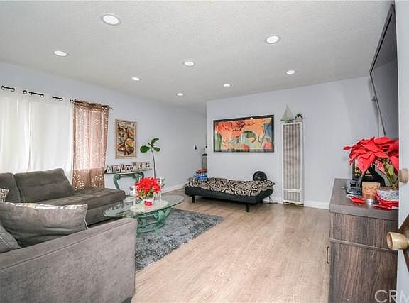 4th image of 2111 S Grand Ave