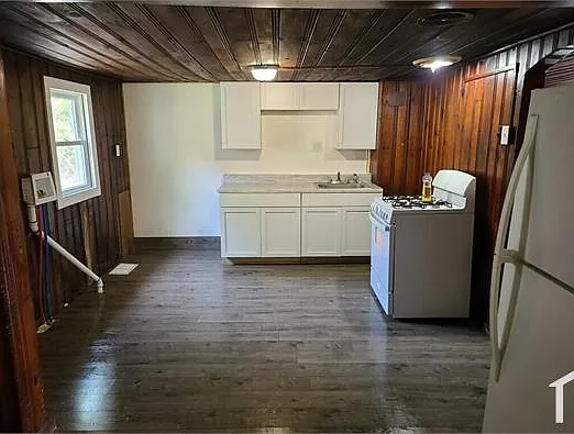 3314 E Saint Clair St — Photo 2