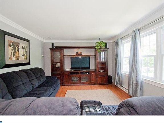 3rd image of 1308 Park View Ln