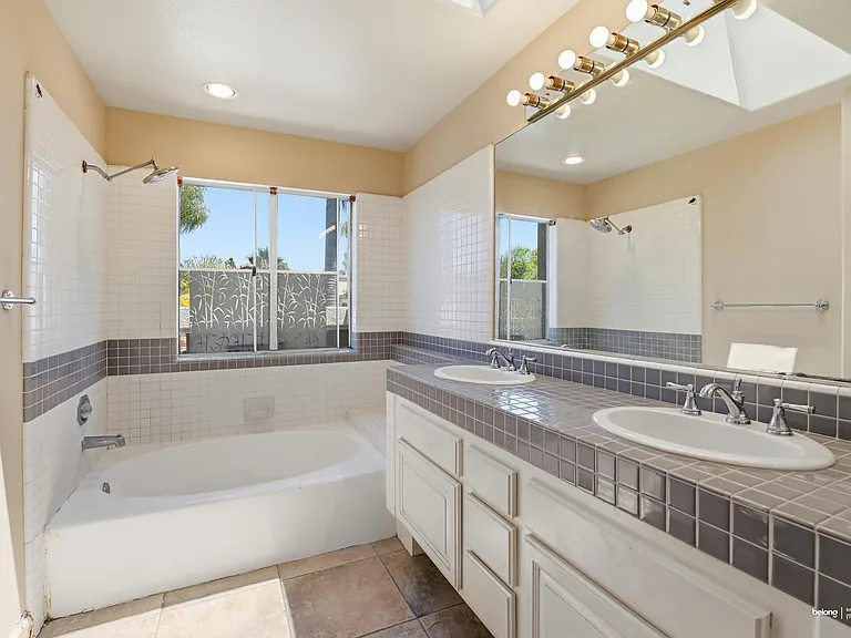 51 Barbados Dr — Photo 8