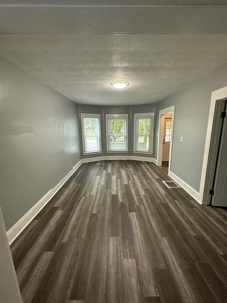 3 bed, 1050 sqft, $1,550 — Photo 2