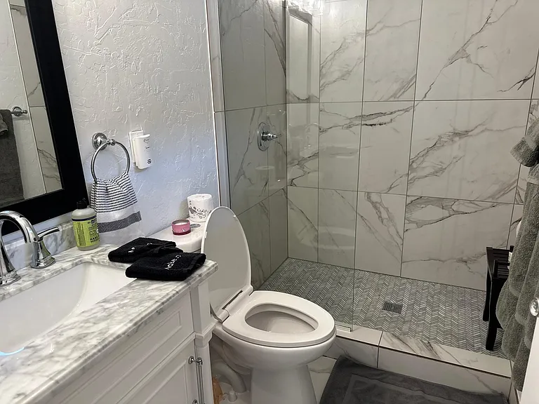2421 S High St — Photo 32