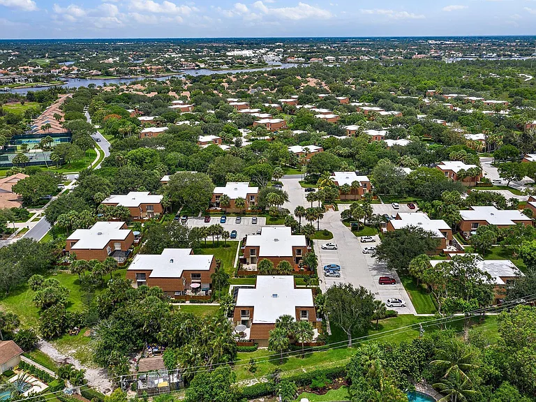 3052 30th Ct — Photo 37