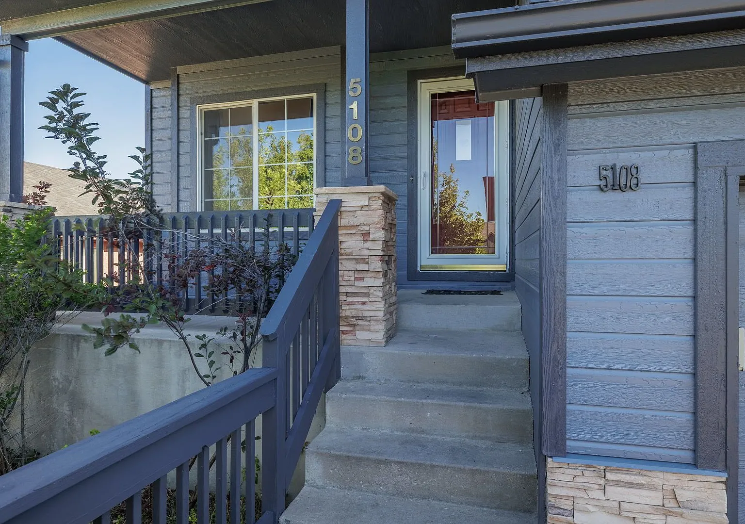 Lovely 4 bedroom home on large lot — Photo 2