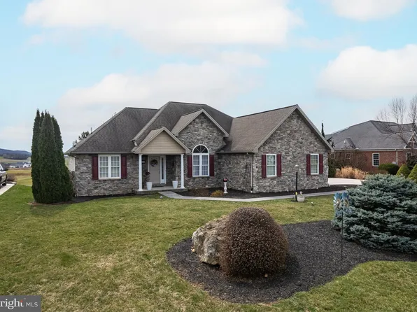 6716 Saint Annes Dr S, Fayetteville, PA 17222