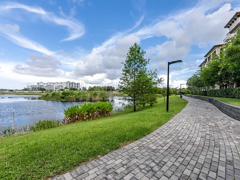 Locklyn West Palm — Photo 25