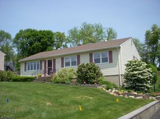 18 Parkview Dr, Hackettstown, NJ 07840
