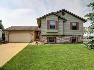 2339 Essex Dr, Sun Prairie, WI 53590