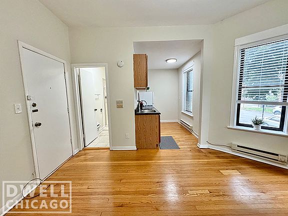 3rd image of 844 W Waveland Ave #1A