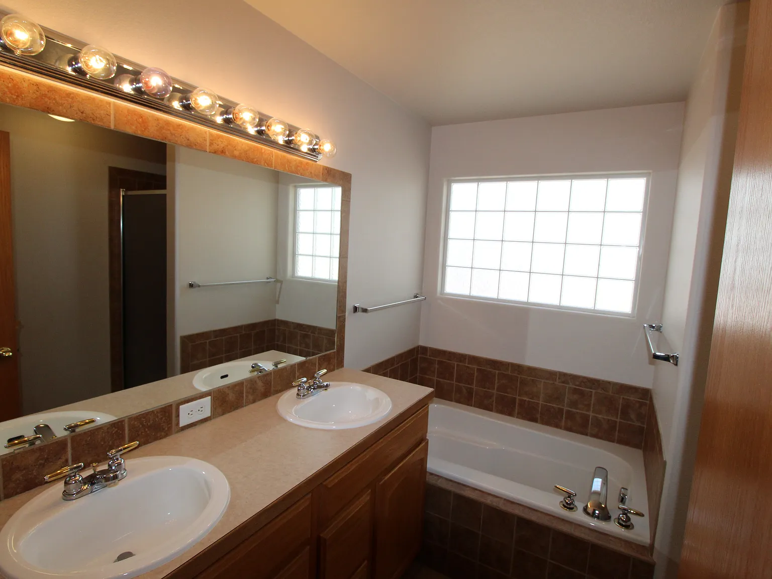2 bed, 2769 sqft, $2,000 — Photo 3