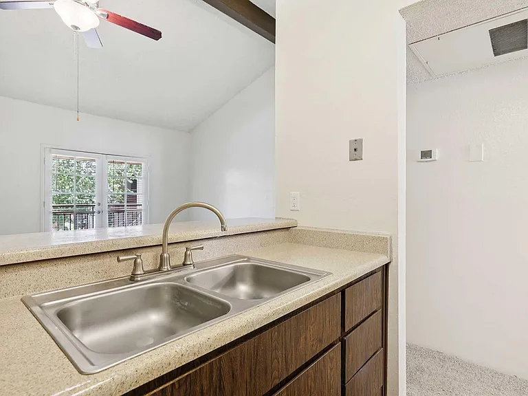 10-web-or-mls-E_Hampton_St_-_Unit_207_-_010
