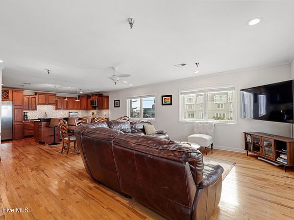 4th image of 306 Lake Park Boulevard S #302