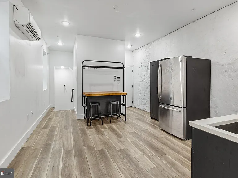 1153 N Front St #1R — Photo 3