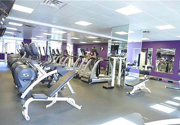 3rd image of 325 W 43rd St #16E