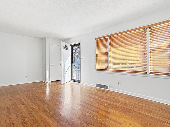 3rd image of 7120 Roe Ave