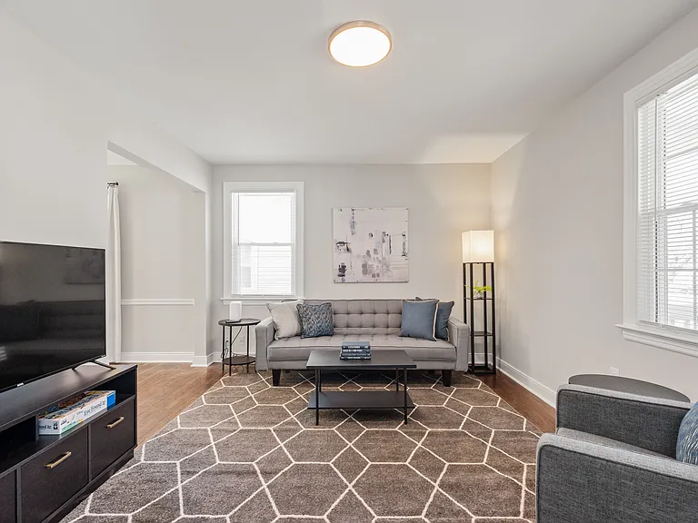 6525 W Grace St — Photo 18
