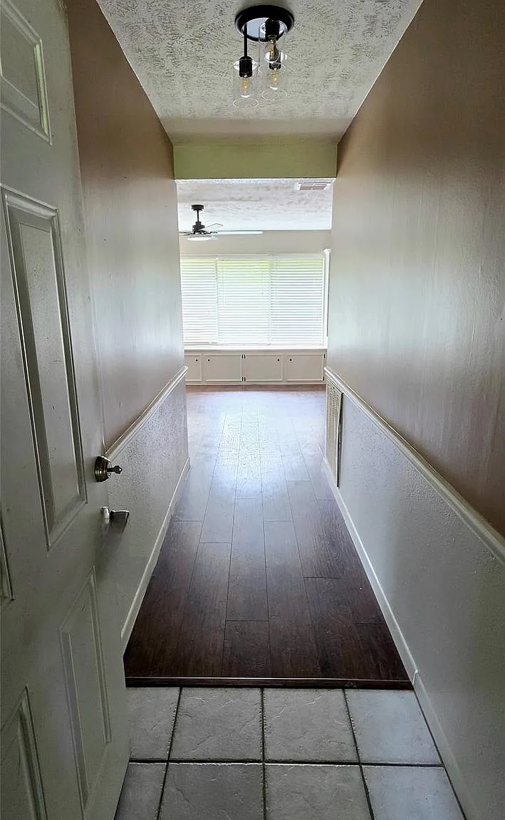 3 bed, 2.0 bath, 1454 sqft, $2,100 — Photo 3