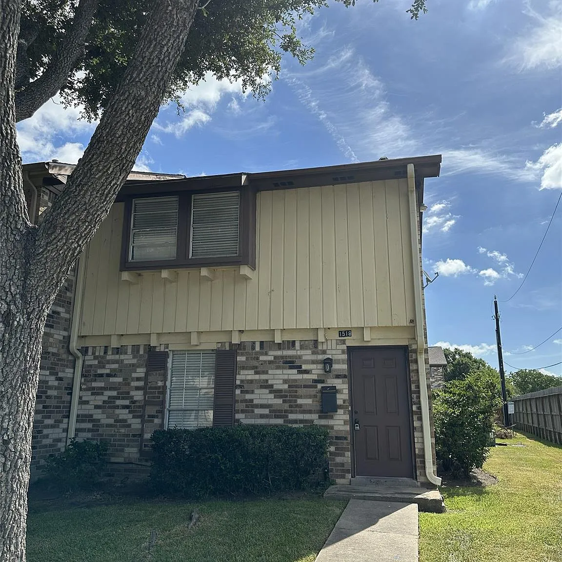 3 bed, 1.5 bath, 1220 sqft, $1,650 — Photo 1