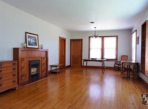 3rd image of 520 Foret St