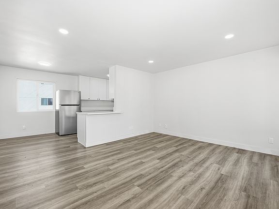 4th image of 4275 48th St APT 8