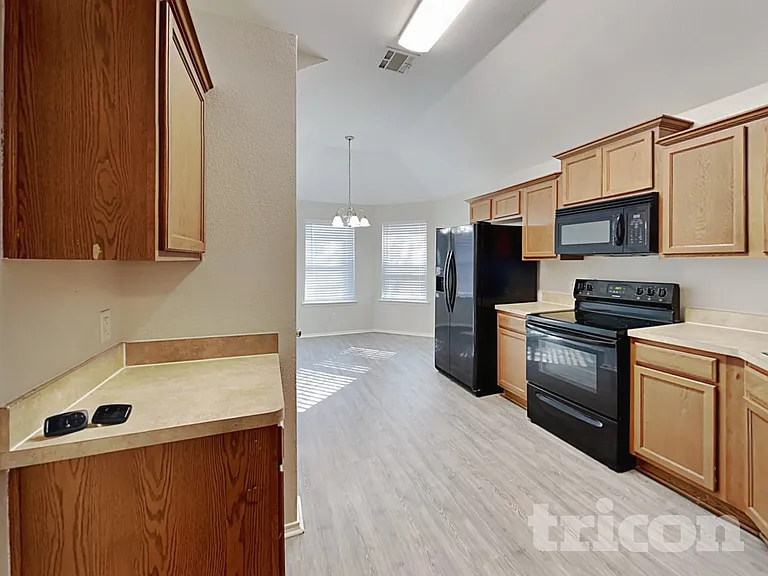 1615 Hillside Dr — Photo 7