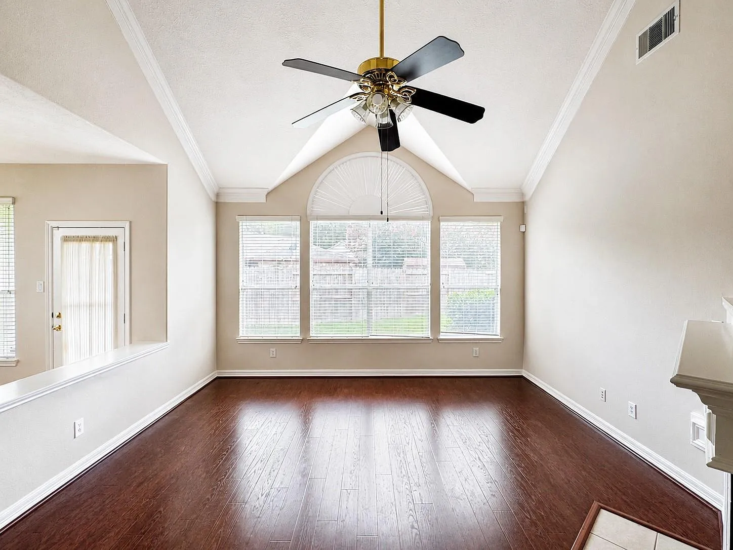 3 bed, 2.5 bath, 2155 sqft, $2,200 — Photo 2