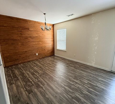 5th image of 205 Chalet Rd