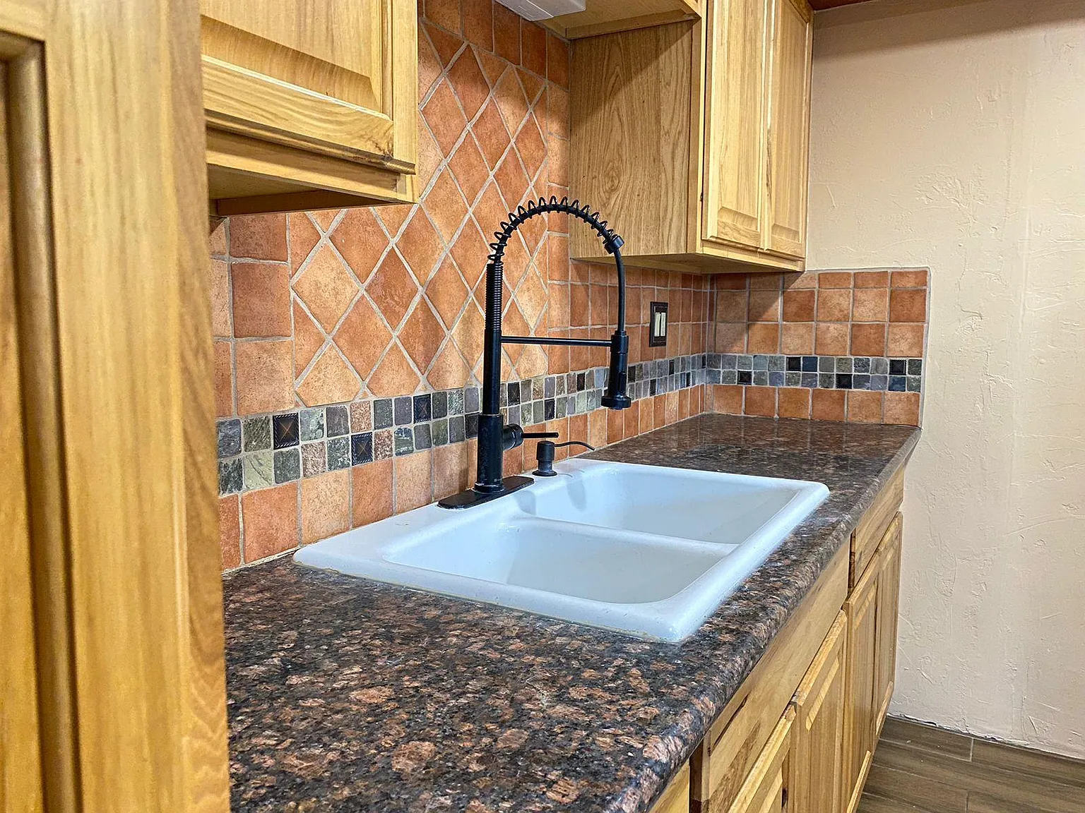 3 bed, 1.5 bath, 950 sqft, $1,250 — Photo 3