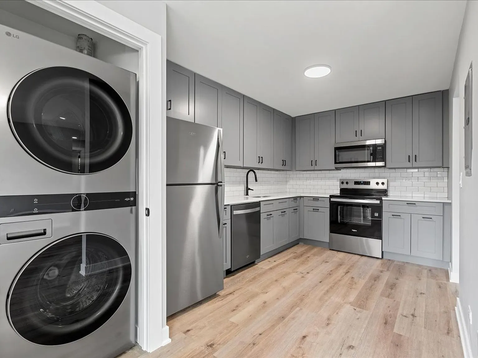 Maple Grove Apartments - Luxury and Convenience in Mundelein! — Photo 2