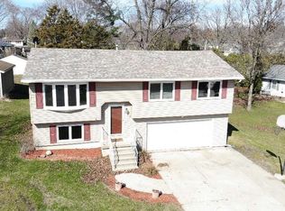 208 Zachary Ct, Waterloo, IA 50701