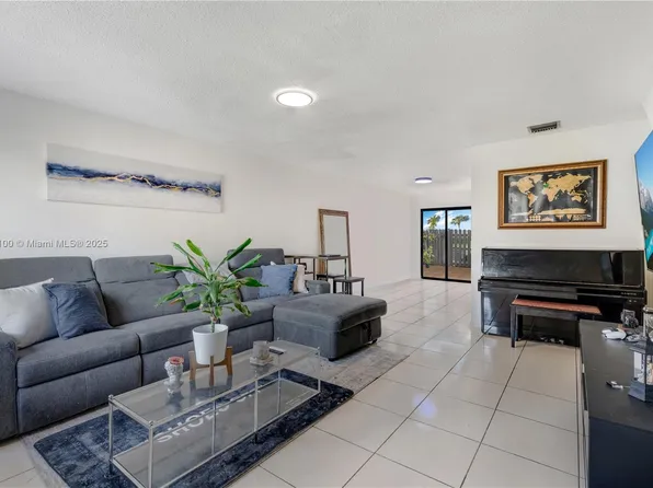 6605 Dockside Cir, Greenacres, FL 33463