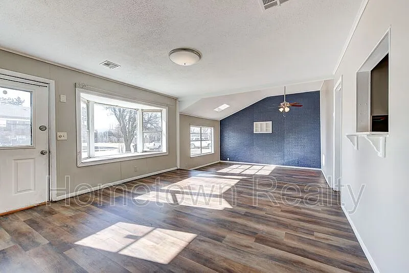 3 bed, 2.0 bath, 1282 sqft, $1,395 — Photo 3