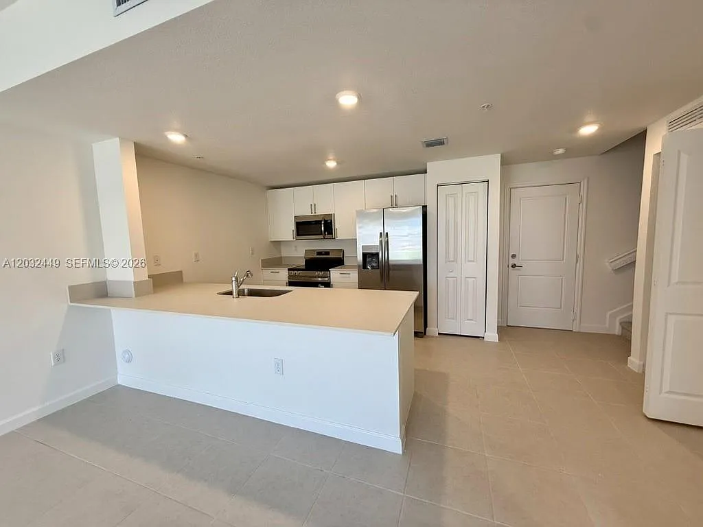 3 bed, 3.0 bath, 1323 sqft, $2,499 — Photo 4