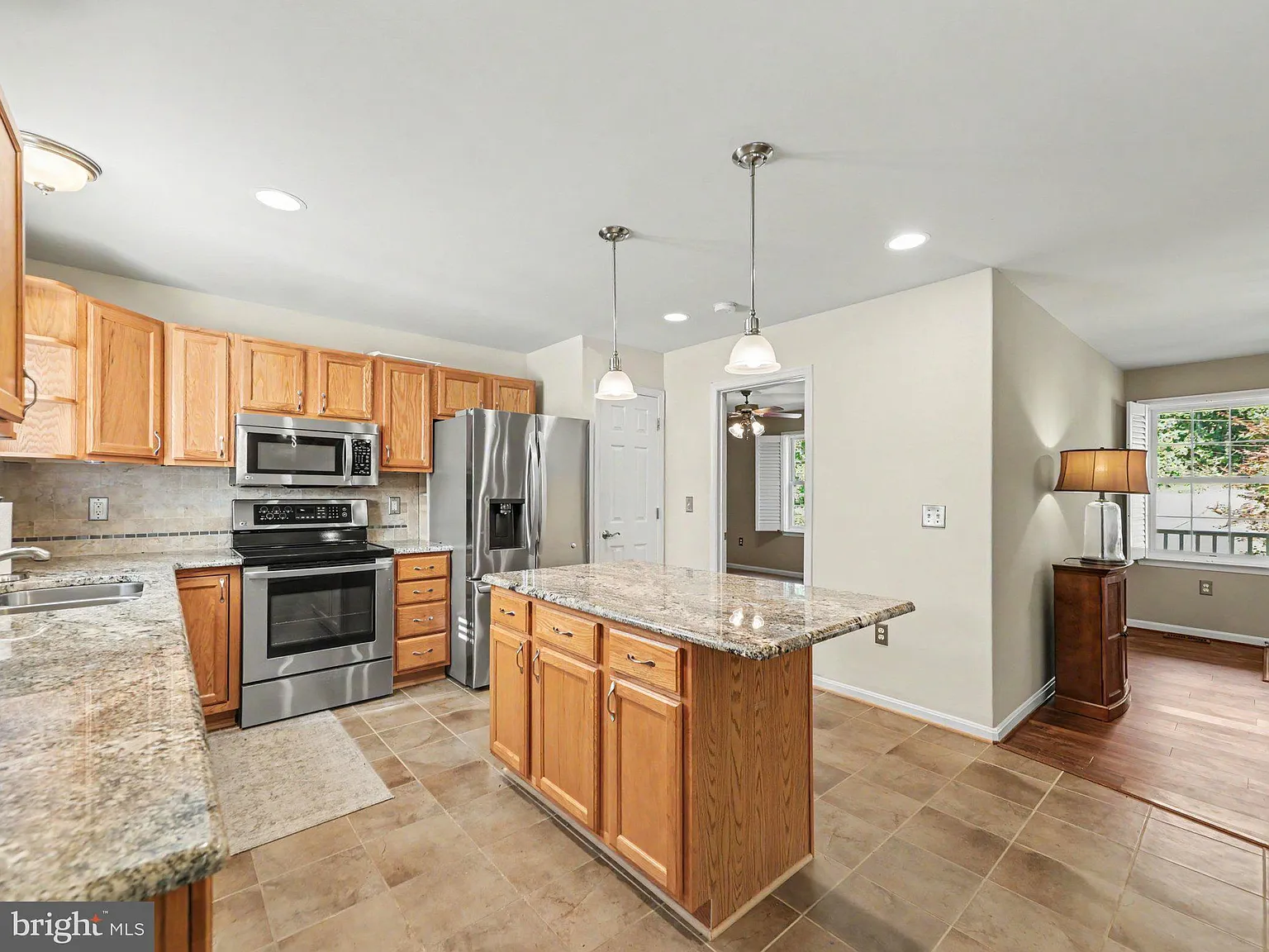 3 bed, 3.0 bath, 2352 sqft, $3,000 — Photo 4
